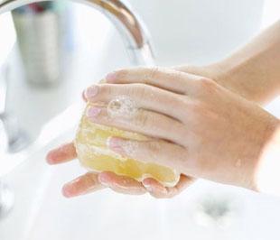 Thường xuyên rửa tay bằng xà phòng là một trong những cách hiệu quả để phòng chống cúm A/H1N1.
