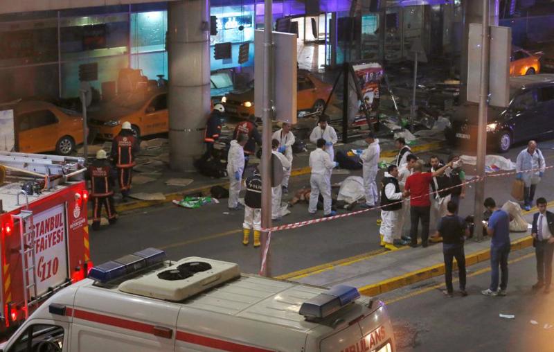 Hiện trường vụ đánh bom tự sát ở sân bay Istanbul, Thổ Nhĩ Kỳ, ngày 28/6 - Ảnh: Reuters.<br>