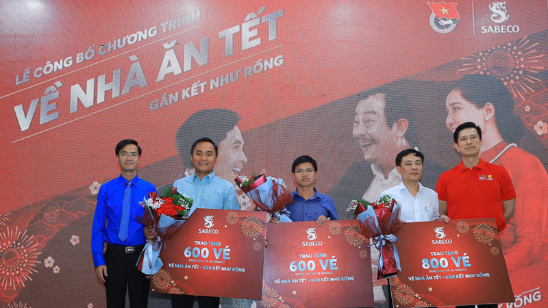 Sabeco trao tặng 2000 vé máy bay và vé xe cho đại diện các tỉnh.