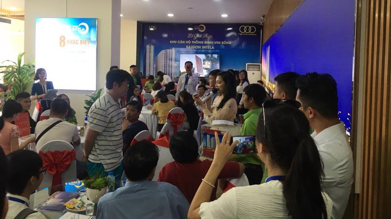 Đông đảo khách hàng tham quan nhà mẫu và tham dự buổi mở bán dự án Saigon Intela.