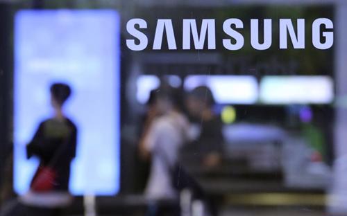 Việc Samsung có lại được đơn hàng của Apple một phần nhờ vào mối quan hệ
 qua hợp đồng cung ứng màn hình OLED cho điện thoại di động trước đó.<br>