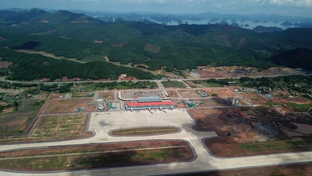 Dự án sân bay Vân Đồn có tổng mức đầu tư (gồm cả lãi vay) là 7.258 tỷ đồng. Lợi nhuận dự kiến 14% tổng chi phí. Thời gian khai thác hoàn vốn cho chủ đầu tư là 45 năm.