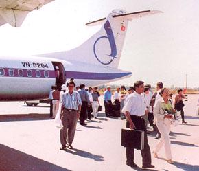 Theo đại diện Vietnam Airlines, hãng đã xây dựng kế hoạch khai thác chặt chẽ, theo sát với nhu cầu thị trường dịp Tết, còn việc “hết vé” đi Tp.HCM thực tế chỉ xảy ra đối với một số chuyến bay vào giờ cao điểm.