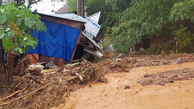Mưa lớn gây sạt lở nghiêm trọng tại huyện Nam Trà My, tỉnh Quảng Nam.