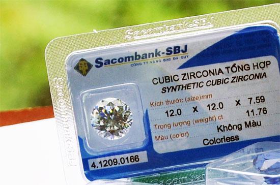 Mẫu vỉ sản phẩm giám định của SBJ thể hiện rõ tên đá tổng hợp Cz (Synthetic Cubic Zirconia).