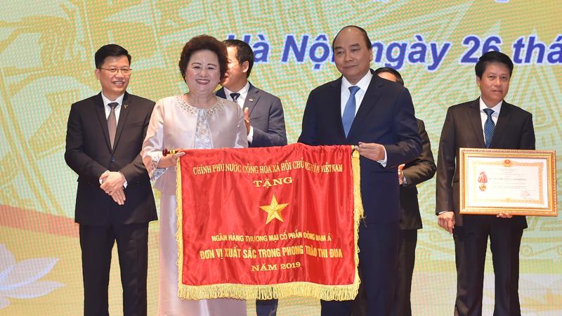 SeABank vinh dự được Thủ tướng Chính phủ Nguyễn Xuân Phúc trao tặng Cờ thi đua của Chính phủ ghi nhận "Đơn vị xuất sắc trong phong trào thi đua năm 2019".