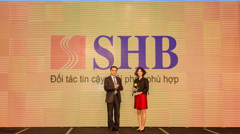 Đại diện SHB nhận giải thưởng từ IDG.