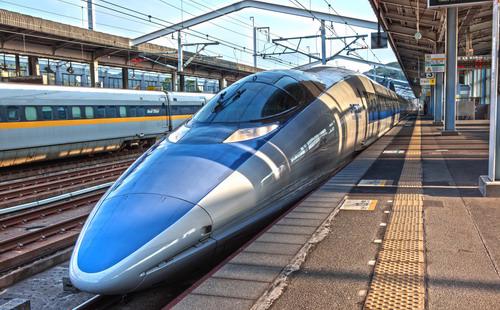 Shinkansen hiện được coi là phương tiện giao thông đứng đầu thế giới về sự an toàn, đúng giờ và hiệu quả - Ảnh: Japan Times.<br>