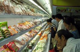 Vào ngày đầu tiên của tháng tư, các siêu thị tại Hà Nội đã áp dụng giá mới đối với hàng trăm sản phẩm.