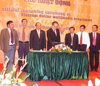 Phó thủ tướng Nguyễn Thiện Nhân nhấn nút phát động chương trình truyền thông đa phương tiện, Việt Nam Online.
