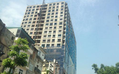 Hiện UBND thành phố Hà Nội đang yêu cầu chủ đầu tư dự án 8B Lê Trực tự tháo dỡ phần xây dựng sai phép.<br>