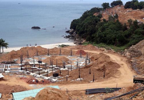 Cơ quan quản lý xây dựng Đà Nẵng đã phát hiện 40 móng biệt thự xây trái phép tại khu du lịch sinh thái biển Tiên Sa, thuộc bán đảo Sơn Trà.<br>