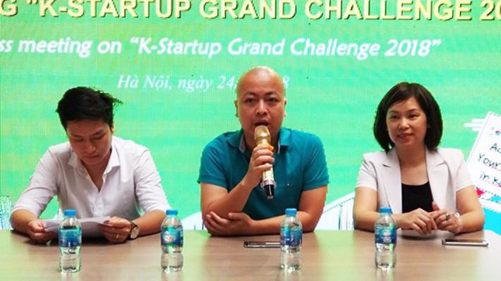 Ông Mai Duy Quang (giữa), Phó chủ tịch phụ trách mảng khởi nghiệp của VINASA chia sẻ thông tin tại sự kiện K-Startup Grand Challenge 2018, sáng 24/5.