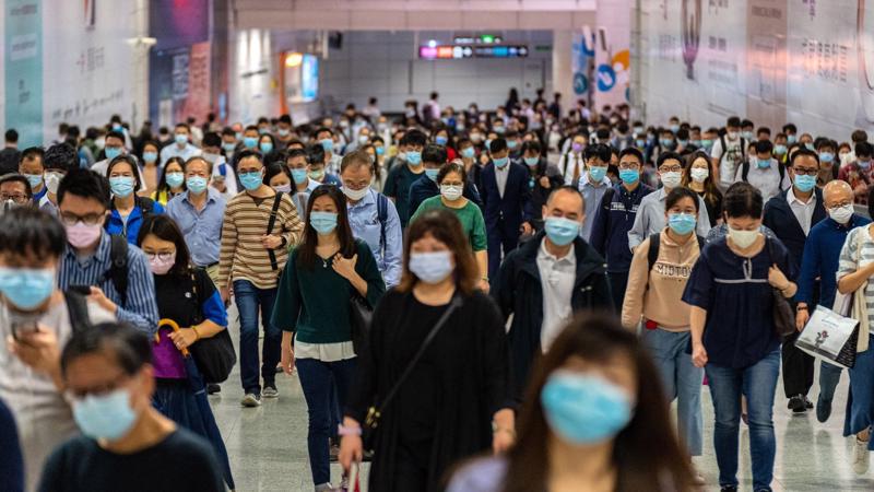 Chính quyền Hồng Kông đang đợi thêm dữ liệu chi tiết hơn về các cuộc thử nghiệm lâm sàng trước khi triển khai kế hoạch tiêm chủng vào tháng 2 tới - Ảnh: Bloomberg