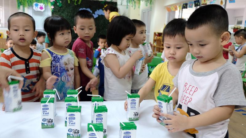 Sản phẩm sữa học đường phải đảm bảo đủ 21 vi chất dinh dưỡng. Ảnh minh họa. 