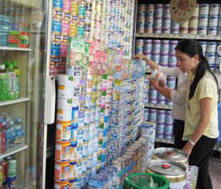 Cuộc khảo sát mới đây đã cho thấy so với một số nước trong khu vực như Thái Lan, Malaysia, Indonesia, giá sữa nhập khẩu của Việt Nam nhìn chung cao hơn từ 20-60% - Ảnh minh hoạ