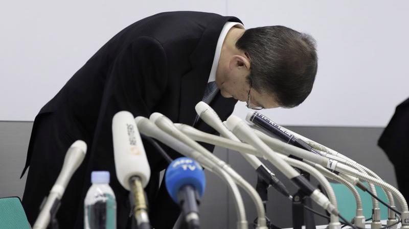 Giám đốc điều hành Subaru - Yasuyuki Yoshinaga cúi đầu xin lỗi trong buổi họp báo ngày 27/10.