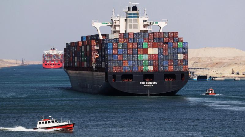 Tàu Ever Given nặng 220.000 tấn bị mắc kẹt tại kênh đào Suez - Ảnh: Reuters