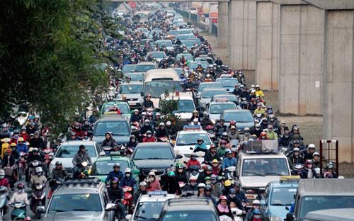 Tình trạng ùn tắc giao thông tại Hà Nội vẫn diễn biến phức tạp và khó lường.<br>