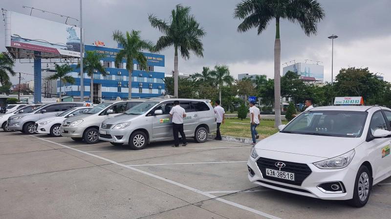 Sáng 4/11, nhiều tài xế taxi của 8 hãng đang xếp phiên đón khách tại khu vực Ga đến quốc nội tại sân bay quốc tế Đà Nẵng đã ngừng hoạt động.
