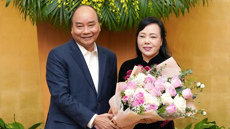 Thủ tướng Nguyễn Xuân Phúc tặng hoa nguyên Bộ trưởng Bộ Y tế Nguyễn Thị Kim Tiến - Ảnh: VGP
