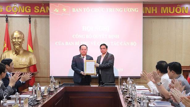 Trưởng ban Tổ chức Trung ương Phạm Minh Chính trao quyết định bổ nhiệm Phó ban cho ông Quản Minh Cường.