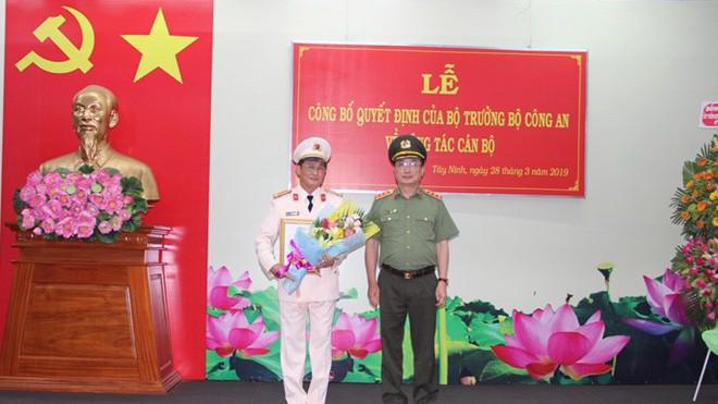 Thượng tướng Nguyễn Văn Thành trao quyết định và chúc mừng Đại tá Nguyễn Văn Trãi - Tân Giám đốc Công an tỉnh Tây Ninh.