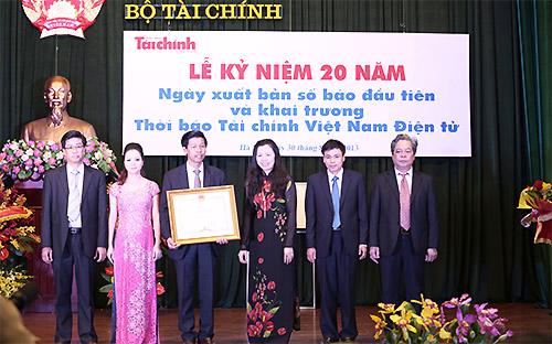<font face="Arial, Verdana" size="2">Thứ trưởng Bộ Tài chính Vũ Thị Mai trao bằng khen của Thủ tướng Chính phủ cho tập thể Thời báo Tài chính Việt Nam.</font>