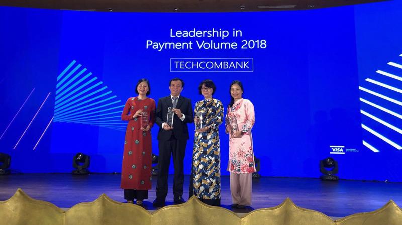 Techcombank nhận giải thưởng dẫn đầu thị trường về doanh số thanh toán qua thẻ Visa tại Việt Nam đúng vào dịp tròn 15 năm Techcombank bắt đầu Kinh doanh thẻ và 10 năm phát hành Thẻ tín dụng đầu tiên.