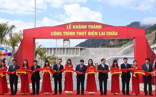 Phó thủ tướng Trịnh Đình Dũng cùng lãnh đạo các bộ ngành, địa phương và chủ đầu tư cắt băng khánh thành thủy điện Lai Châu ngày 20/12.<br>
