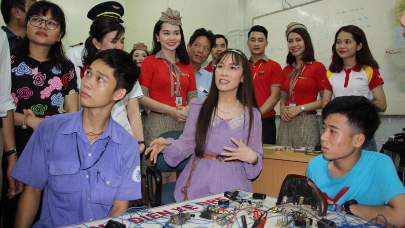 Bà Nguyễn Thị Phương Thảo, Tổng giám đốc Vietjet, cùng nhân viên trong một hoạt động từ thiện thăm cơ sở bảo trợ thanh thiếu niên. (Ảnh: Hữu Tài).