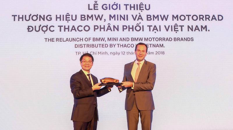 Giám đốc điều hành BMW châu Á Paul de Courtois trao mô hình tượng trưng cho Chủ tịch Thaco Trần Bá Dương.