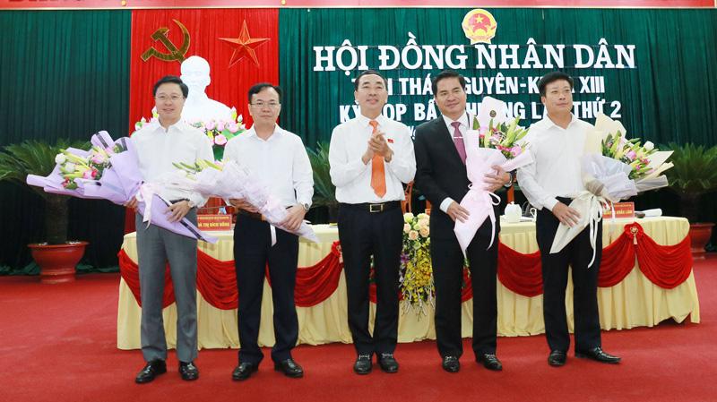 Ông Lê Quang Tiến thứ 2 từ bên phải.