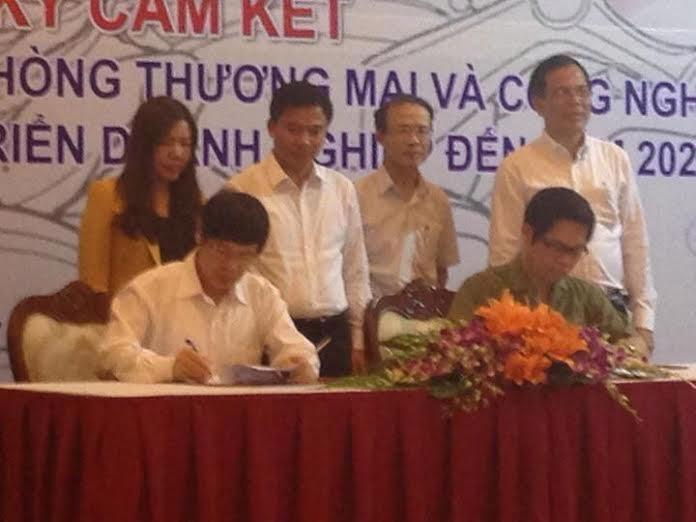 Chủ tịch Thanh Hoá và Chủ tịch VCCI ký cam kết.