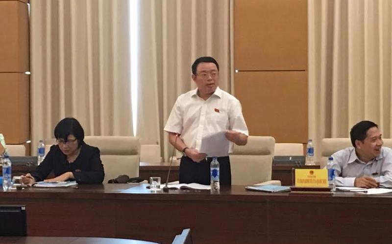 Chủ tịch UBND tỉnh Phú Yên Hoàng Văn Trà phát biểu tại phiên họp.<br>