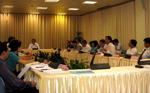 Các đại biểu Quốc hội thảo luận tại tổ sáng 24/10 - Ảnh: Từ Nguyên.<br>
