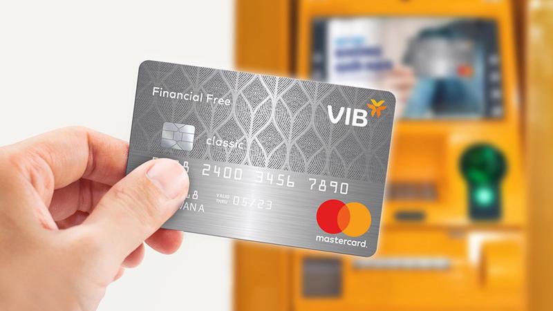 Rút tiền qua thẻ của VIB được miễn lãi suất trong ba tháng đầu lại miễn phí thường niên trọn đời, chỉ phải đóng phí rút tiền 4% giá trị như các ngân hàng khác.