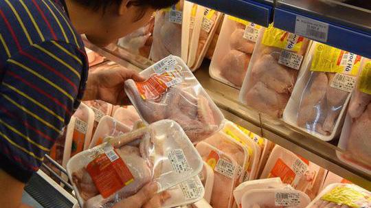 Hiện, giá nhập khẩu thịt gà bình quân là 861 USD/tấn, tương đương khoảng 19.800 đồng/kg.