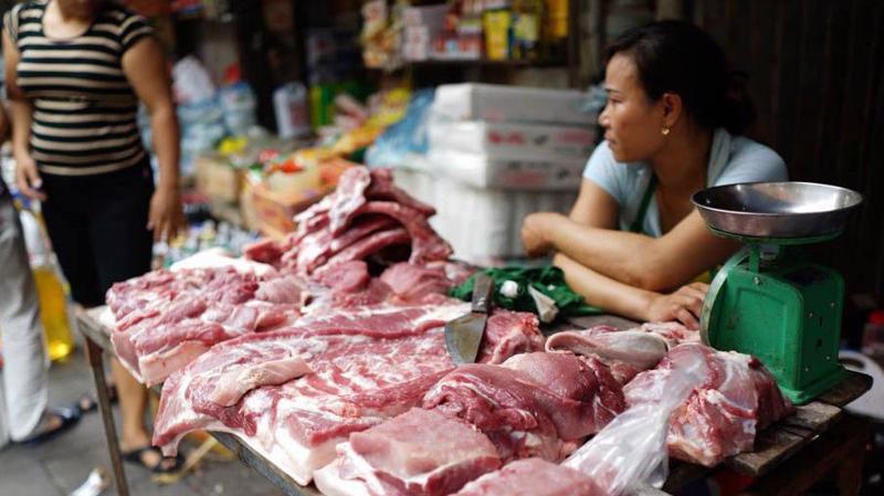 Giá lợn hơi hiện tăng cao hơn ở các khu vực nông thôn, chợ cóc khu vực giết mổ nhỏ lẻ.