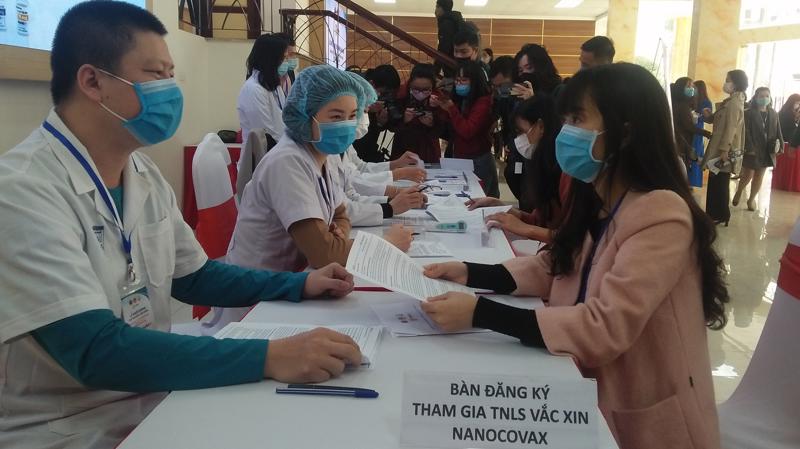 Tình nguyện viên đăng ký tham gia thử nghiệm vaccine Covid-19 tại Học viện Quân y, sáng 10/12. Ảnh-Nhật Dương. 