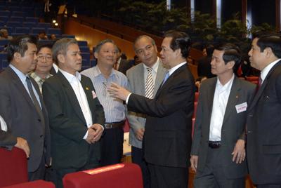 Thủ tướng Nguyễn Tấn Dũng trao đổi với các đại biểu dự Hội nghị - Ảnh Chinhphu.vn