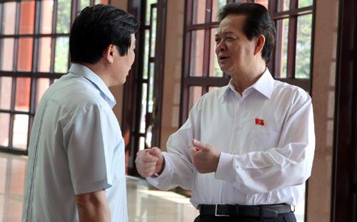 Thủ tướng Nguyễn Tấn Dũng trò chuyện với Bộ trưởng Nguyễn Bắc Son bên hàng lang Quốc hội - Ảnh : MĐ.<br>