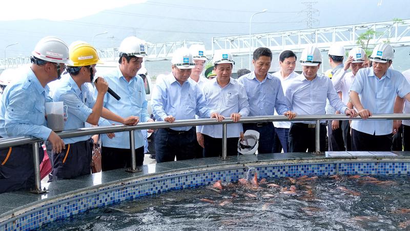 Thủ tướng thị sát khu xử lý nước thải của Formosa Hà Tĩnh.
