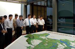 Thủ tướng Nguyễn Tấn Dũng (thứ 3 từ phải sang) cùng lãnh đạo các bộ, ngành xem bản đồ quy hoạch Thủ đô.