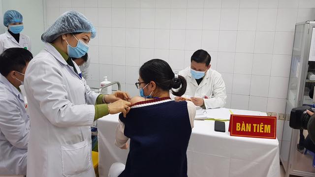 Tình nguyện viên tiêm thử nghiệm vaccine NanoCovax - Ảnh: Bộ Y tế