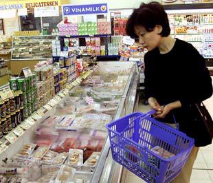 Người tiêu dùng đắn đo hơn khi mua sắm - Ảnh: Việt Tuấn.