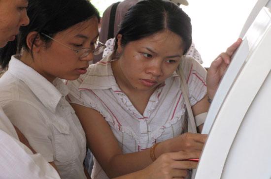Thanh niên Việt Nam tìm kiếm thông tin việc làm - Ảnh: Việt Tuấn.