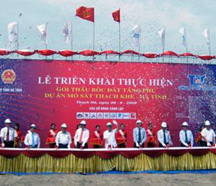 Phó thủ tướng Nguyễn Sinh Hùng phát lệnh khởi công dự án.