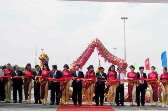 Thủ tướng Nguyễn Tấn Dũng cùng lãnh đạo các bộ, ngành và thành phố Hà Nội cắt băng khánh thành Đại lộ.