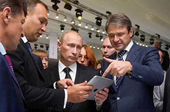 Thủ tướng Nga Putin đang thử dùng máy tính bảng iPad.